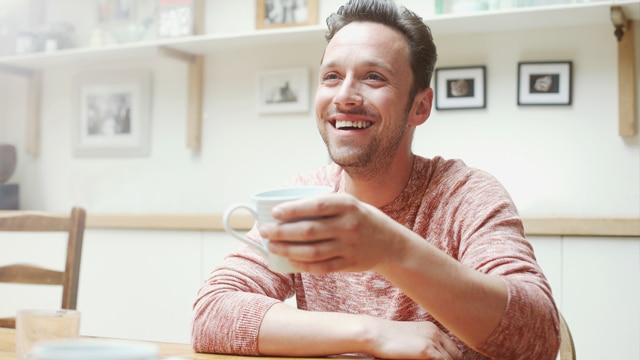 Schwarzer Zahnstein auf den Zähnen