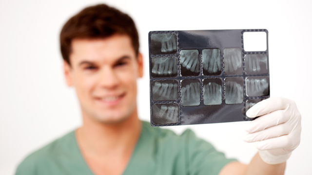 Arzt, der eine Zahnschiene zeigt