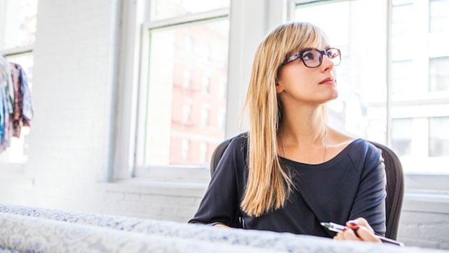 Ein Mädchen, das starr zur Seite schaut