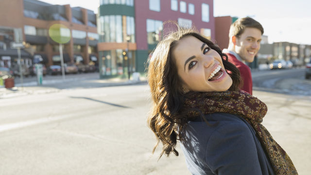 Pärchen, das beim Spaziergang lächelt.