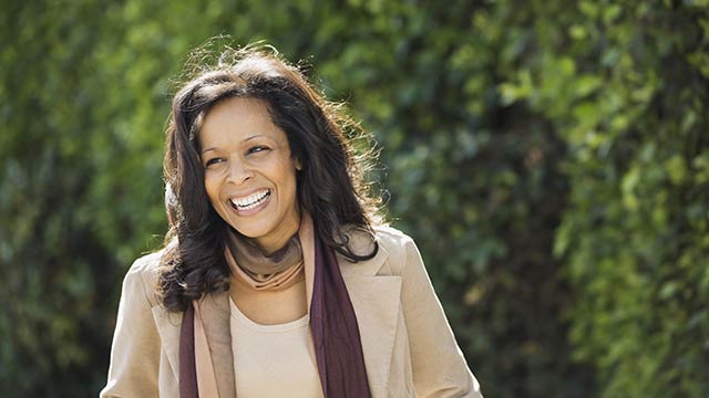 Erwachsene Frau lächelt