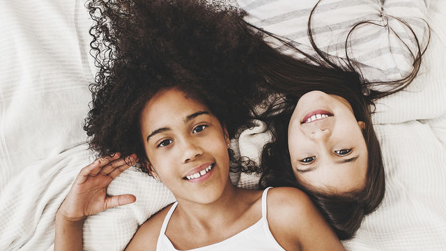 Twee jonge vrouwen lachend