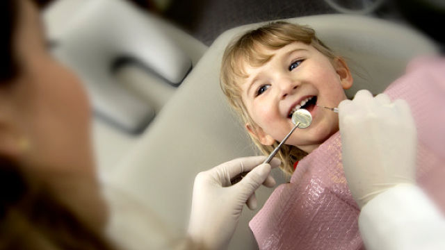 Mädchen beim Zahnarzt