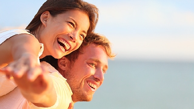 Frau in einem Laden, die ein Produkt betrachtet