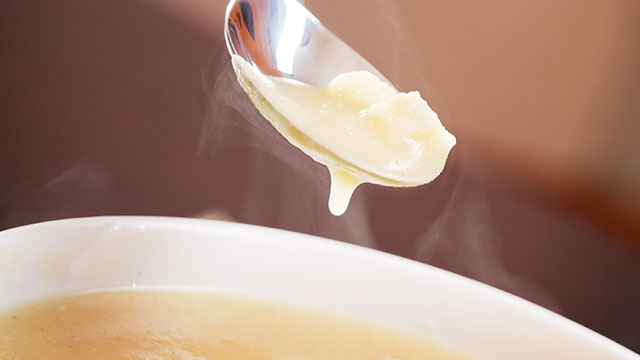 Weiches Essen auf Löffel