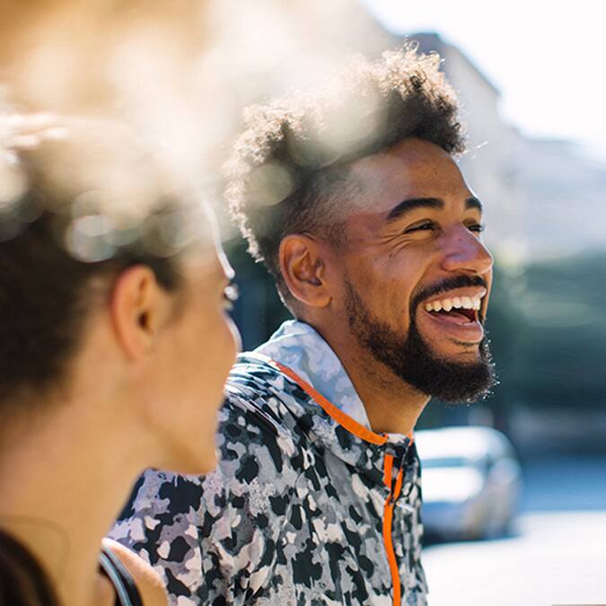 Hombre sonriendo junto a una mujer