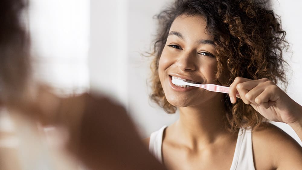 Putze deine Zähne mindestens zweimal am Tag oder nach Anweisung deiner Zahnärzt:in oder Dentalhygieniker:in.